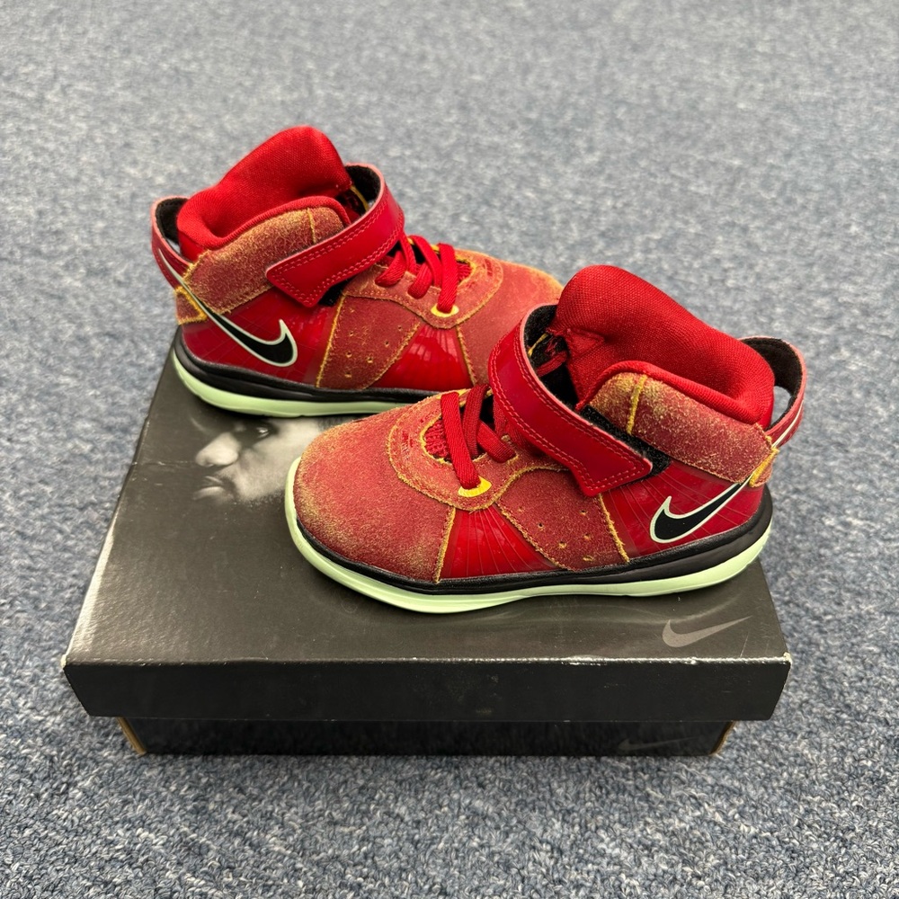 NIKE LEBRON VIII BT GYM RED/BLACK-CUCUMBER CALM ROUGE GYM/CONCOMBRE PALE/NOIR